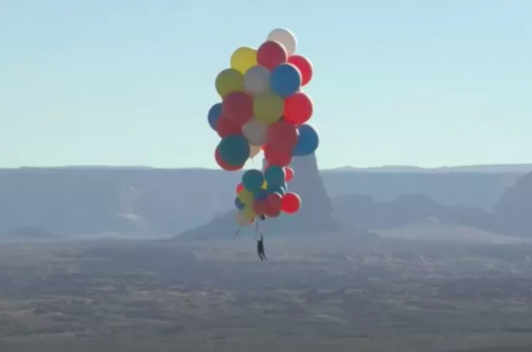 Ilusionista David Blaine flota a 7.620 metros de altura usando globos de helio