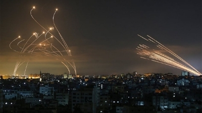 Los misiles de defensa del sistema cúpula de hierro de Israel, se elevan para interceptar cohetes lanzados desde Gaza