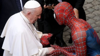 Imagen del día: «Spiderman» saluda al Papa Francisco