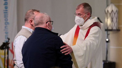 Empleados y sacerdotes de la iglesia católica en Alemania declaran su homosexualidad