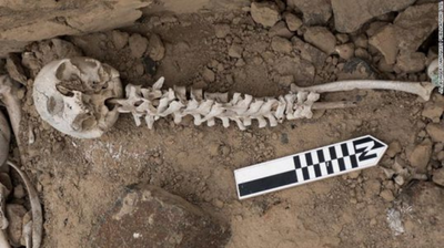 Descubren 192 columnas vertebrales clavadas en postes en Perú
