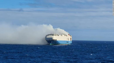 Buque de carga lleno de autos de lujo se incendia en medio del atlántico