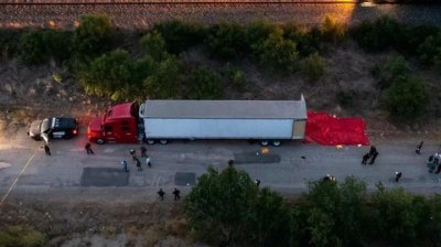 Descubren los cuerpos de 50 migrantes muertos en un camión abandonado en Texas, Estados Unidos