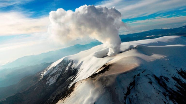 El Servicio Geológico Colombiano detectó actividad constante de humo y ceniza en el Nevado del Ruiz