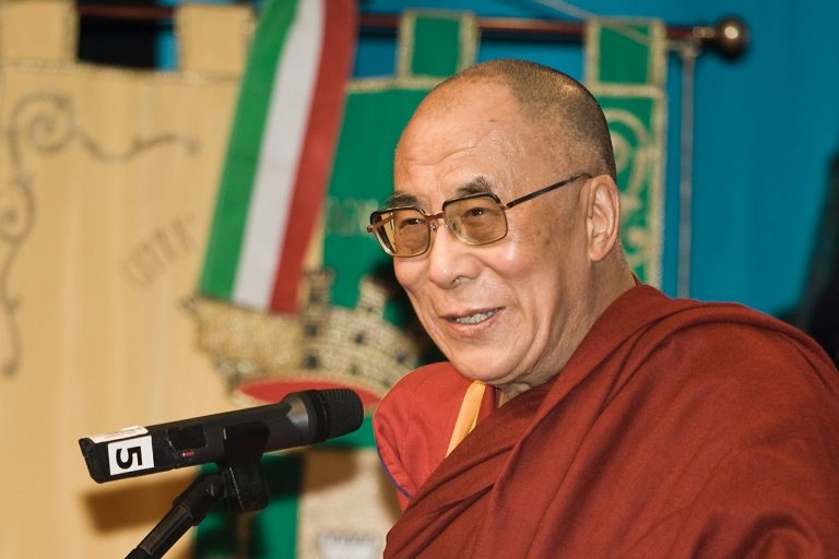 El Dalái Lama pide disculpas por polemica con menor de edad