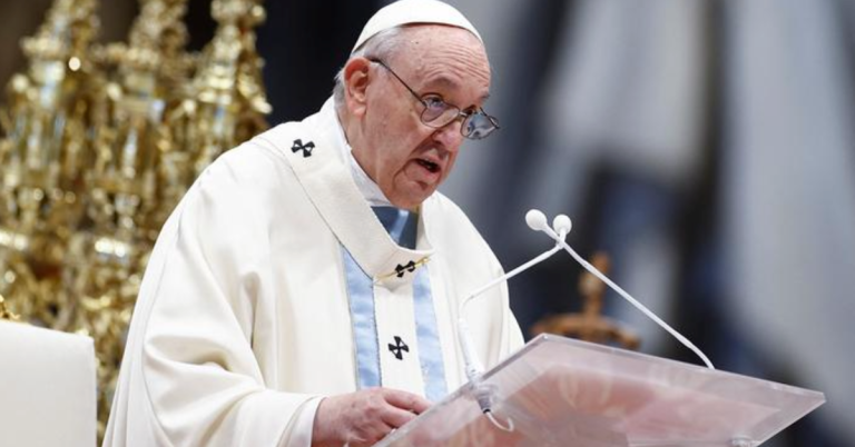 El papa Francisco salió del hospital tras ser internado por una bronquitis