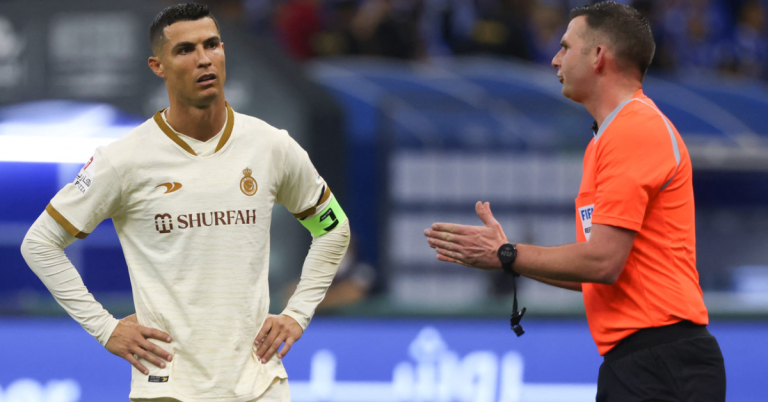 Cristiano Ronaldo se enfrenta a llamadas para ser deportado de Arabia saudita después de haber hecho un gesto inapropiado